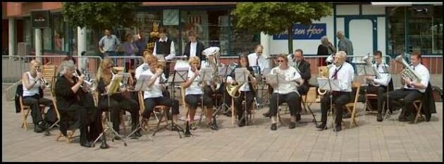 Het orkest speelt buiten op straat.