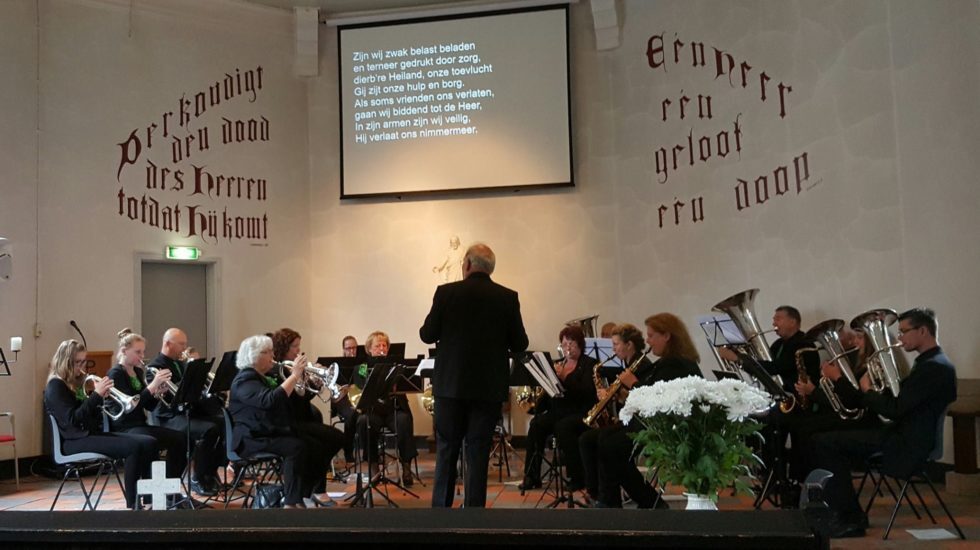 Het orkest speelt in de kerkzaal van Het Anker.