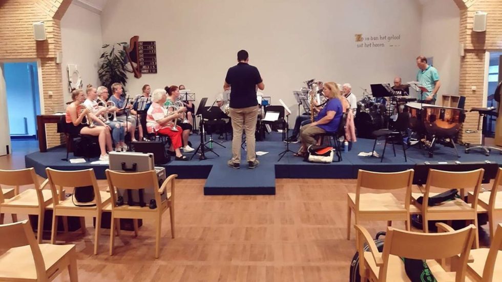 Repetitie in de zaal, dirigent voor het orkest.